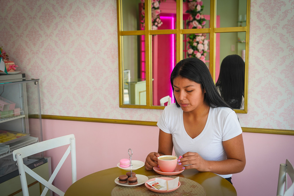 Кофе и десерты в кондитерской. 